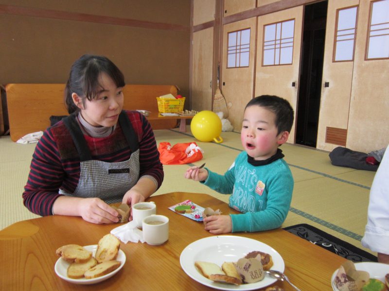 お菓子を食べている様子