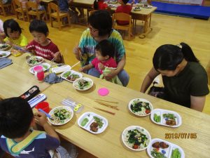 給食の試食会の様子