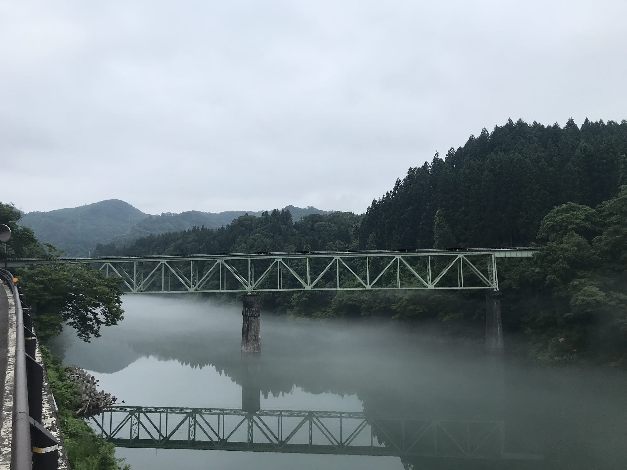 只見線の橋梁と川霧