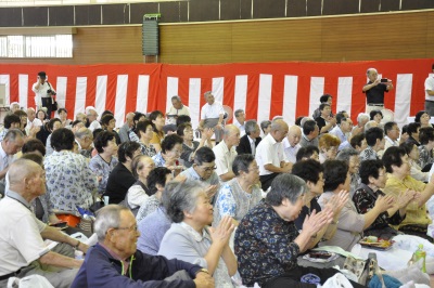 子どもたちのおゆうぎを見るおじいちゃんとおばあちゃんたちの写真