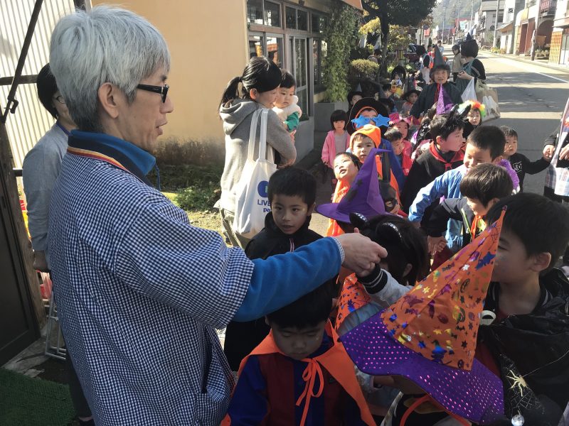 お菓子をもらうために並んでいる子どもたちの写真2
