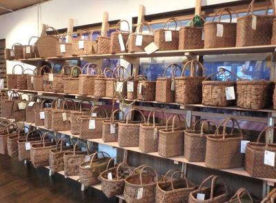 山葡萄バッグ展示の画像