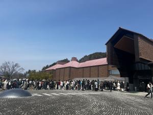 入場に並ぶ列